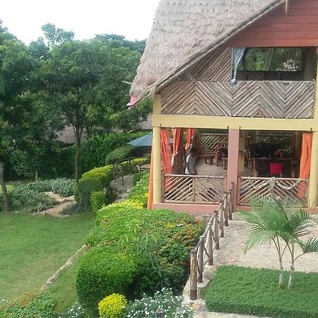 Готель Lakeside Escape - Uganda Mpenja Екстер'єр фото